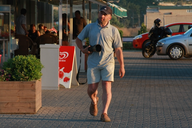 uzaklardan gelen adam