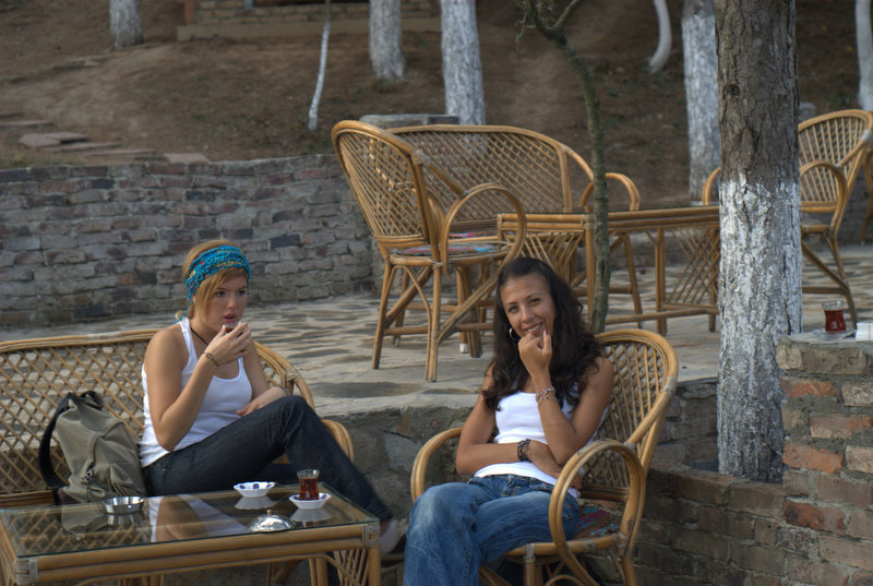 Hanife ve �zge