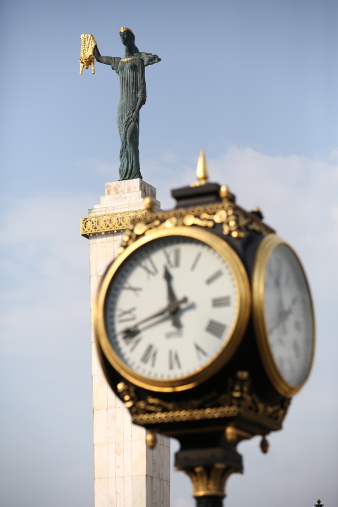 1121